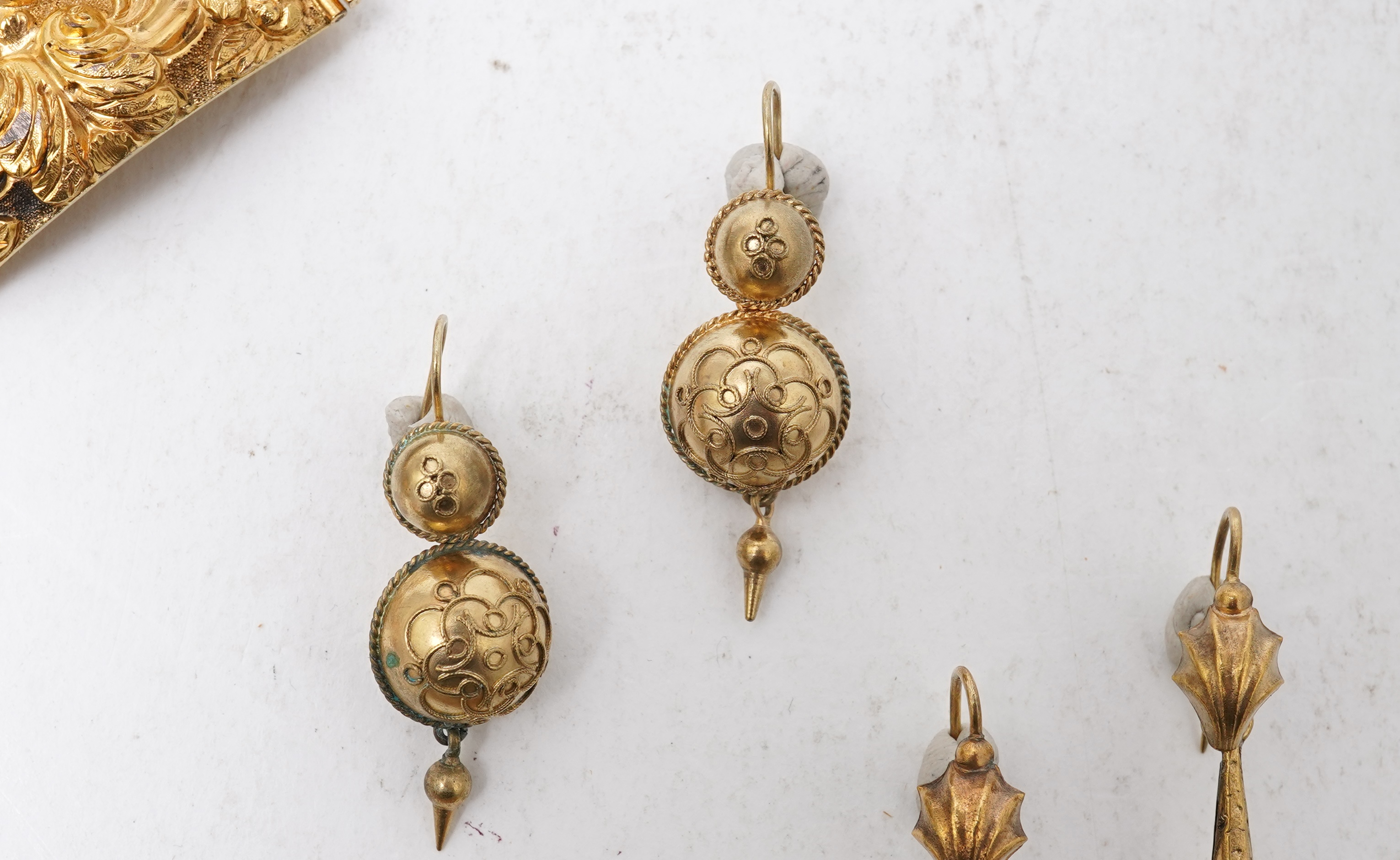 A collection of pinchbeck/gilt metal jewels, 19th century